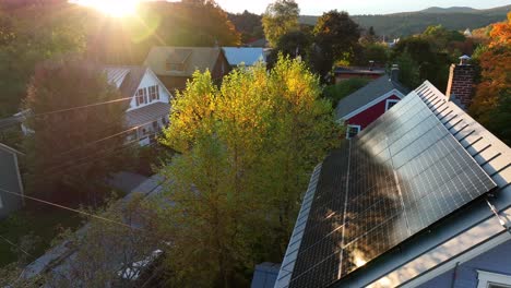 Solarpanel-Array-Auf-Amerikanischem-Dach