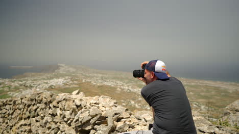 Un-Hombre-Toma-Fotografías-En-Un-Punto-Alto-De-La-Isla-De-Santorini-En-Grecia