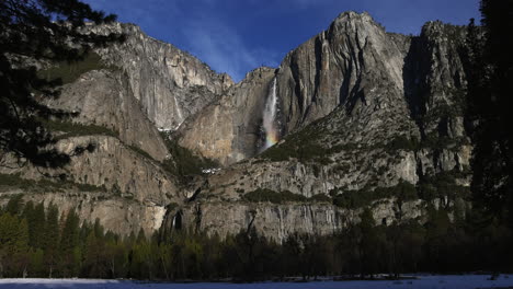 Cascada-De-Yosemite-En-Un-Hermoso-Día-De-Invierno-Nevado