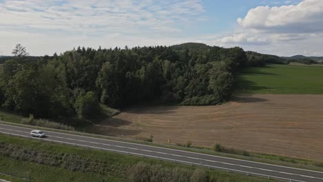 Gerade-Straße-Mit-Leichtem-Verkehr,-Die-Die-Tschechische-Landschaft-Durchquert