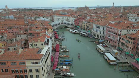 4K-Aerial-of-San-Marco,-the-Rialto-Bridge,-and-the-canals-in-Venice,-Italy-on-a-cloudy-day