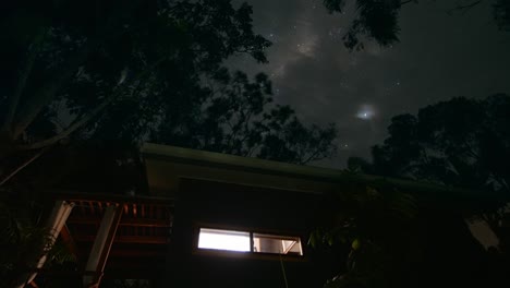 Un-Lapso-De-Tiempo-De-Vía-Láctea-Con-Nubes-Del-Cielo-Nocturno-Australiano