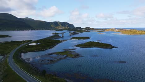 Fredvang-Brücke-Auf-Den-Lofoten-Im-Norden-Norwegens,-Umgeben-Vom-Meer-Mit-Ozeanwasserwellen,-Die-An-Einem-Sonnigen,-Aber-Bewölkten-Tag-Im-Sommer-In-Hellem-Türkisblau-Schimmern