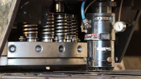 CNC-Plasmaschneider-Für-Metall-Und-Stahl-In-Betrieb