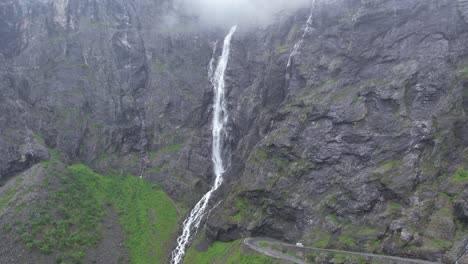 Norwegen-Straße-Trollstiegen-Wasserfall-Luftaufnahme-|-Straße