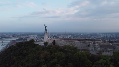 Ciudadela-De-Budapest-Con-Estatua-De-La-Libertad-A-Lo-Largo-Del-Río-Danubio