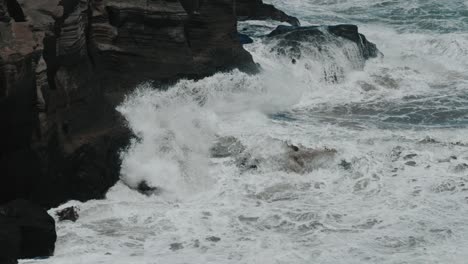 Waves-crashing-against-rocks-in-slow-motion