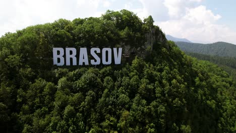 Aerial-drone-shot-of-the-famous-Hollywood-like-sign-of-Brasov-in-Transylvania,-Romania