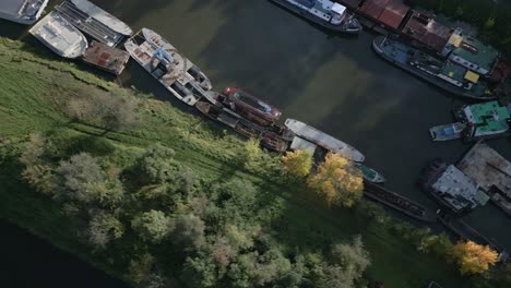 Luftbild-Von-Oben-Nach-Unten-Auf-Den-Flusskahnhafen