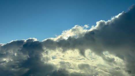 Einzigartige-Pilotenperspektive,-Die-Kurz-Nach-Sonnenaufgang-An-Einem-Herrlichen-Herbstmorgen-Mit-Einem-Tiefblauen-Himmel-Und-Sonne-Im-Voraus-Durch-Einige-Wolken-Fliegt
