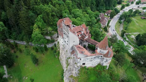 Drohnenaufnahmen-Aus-Der-Luft-Des-Berühmten-Schlosses-Dracula-Bran-In-Rumänien