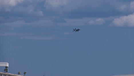 F18-Kampfjet-Landet-Auf-Dem-Flughafen