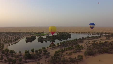 --Heißluftballon,-Der-über-Die-Wüste-In-Dubai---Uae-Fliegt