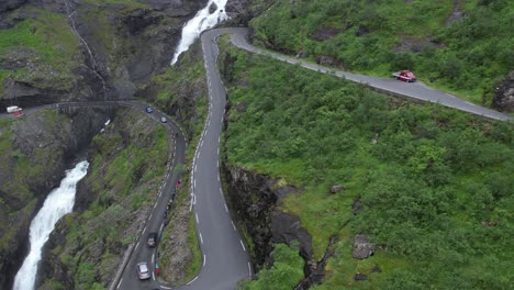 Norwegen-Straße-Trollstiegen-Wasserfall-Luftaufnahme-2-|-Straße