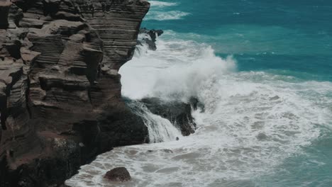 Welle,-Die-In-Zeitlupe-Gegen-Felsen-Schlägt