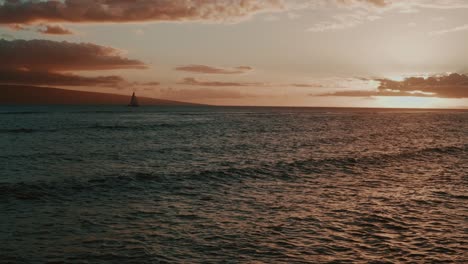 Atemberaubender-Und-Farbenprächtiger-Sonnenuntergang-Mit-Einem-Segelboot-In-Maui,-Hawaii