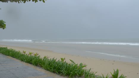 Große-Meereswellen,-Raue-See-Und-Tropischer-Strand-Bei-Regensturm-Und-Ankommendem-Hurrikan,-Handheld