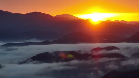 Wunderschöner-Sonnenaufgang-über-Dem-Fließenden-Nebel