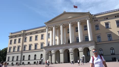 El-Palacio-Real-Oslo-Noruega-Hyperlapse-Tiro-|-Hiperlapso-|-Cardán