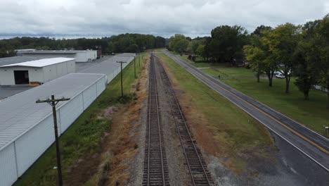Luftaufnahme-Von-Verlassenen-Eisenbahnschienen-In-Clemmons-NC