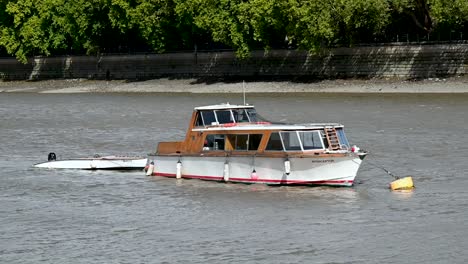 Interceptor-Boat-by-Putney-Bridge,-London,-United-Kingdom
