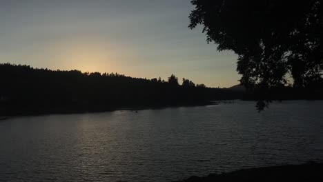 4k-Zeitraffer-Eines-Flusses-Oder-Sees-Im-Pazifischen-Nordwesten-Bei-Sonnenuntergang-Im-Sommer