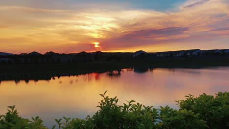 Schöner-Blick-Auf-Den-Orangefarbenen-Sonnenuntergang-Reflektiert-Den-Beruhigenden-See-Im-Freizeitpark
