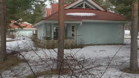Schwenk-über-Ferienclub-Katinkulta-Vuokatti-Finnland-Winterliches-Waldgebiet-Hütten