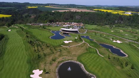 Golfplatz-Kacov-In-Der-Tschechischen-Republik,-Luftdrohnenansicht-Des-Grünen-Kurses-Und-Des-Teichs