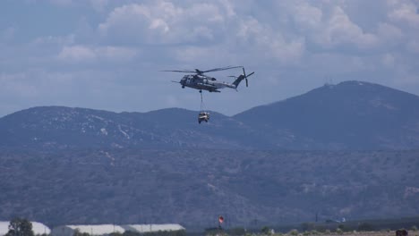 Helicóptero-Militar-Que-Lleva-Carga-Sobre-La-Montaña