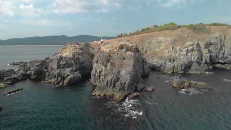 Stationäre-Luftaufnahmen,-Drohnenfilm-Küstenklippen-Aus-Der-Vogelperspektive,-Sozopol,-Bulgarien
