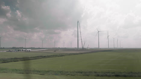 Filmen-Einer-Holländischen-Landschaft-Mit-Windmühlen-Und-Polder