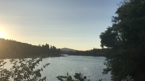 4K-Handheld-Aufnahmen-Eines-Flusses-Im-Pazifischen-Nordwesten-Amerikas-Bei-Sonnenuntergang