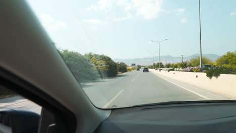 POV-Aufnahme-Einer-Person,-Die-Auf-Dem-Beifahrersitz-Eines-Fahrenden-Autos-Auf-Der-Autobahn-Von-Zypern-Sitzt