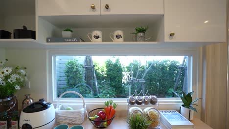 Einfache-Und-Stilvolle-Küche-Mit-Utensilien-Und-Blick-Auf-Den-Garten,-Keine-Menschen