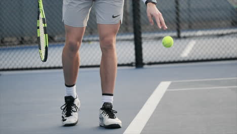 Tennisspieler,-Der-Einen-Tennisball-In-Zeitlupe-Hüpft