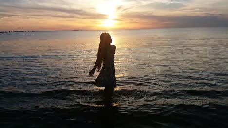 Silhouette-Einer-Jungen-Dame,-Die-Bei-Sonnenuntergang-Am-Strand-Tanzt