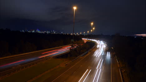 Zeitraffer-Bei-Nacht-über-Autobahn