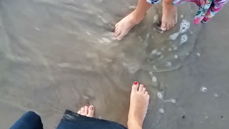 Damen-Und-Mädchen-Füße-Auf-Dem-Strandsand