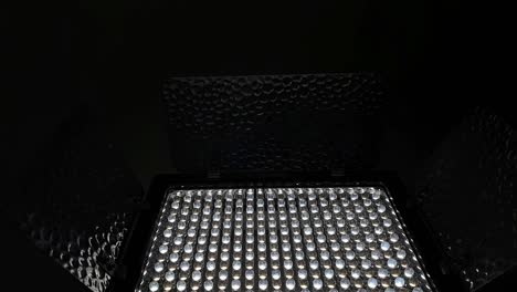 Filas-De-Diodos-De-Luz-LED-En-El-Panel-De-Iluminación