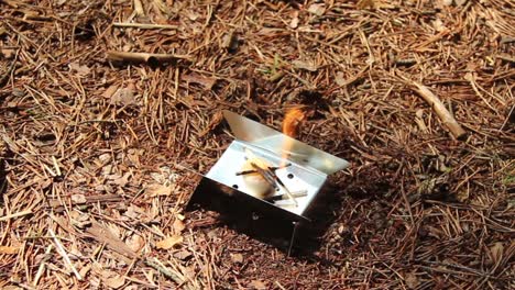 Stellen-Sie-Eine-Metallschüssel-Auf-Das-Feuer