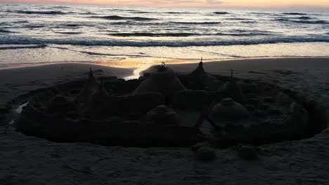 Eine-Nasse-Sandburg-Am-Strand-Bei-Sonnenuntergang