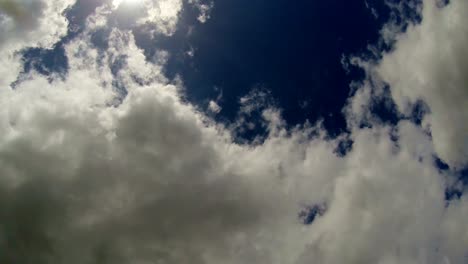 Zeitraffer-Von-Sonnenstrahlen,-Die-Durch-Die-Wolken-Scheinen