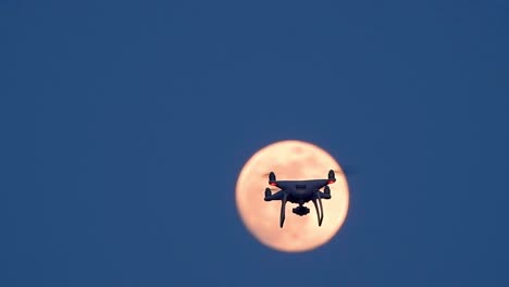 Drone-Volando-Frente-A-La-Luna-Llena-Al-Atardecer