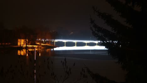 Helle-Girlanden-Auf-Der-Verkehrsbrücke-Bei-Nacht.-Zeitraffer