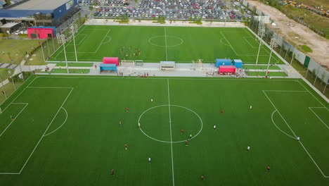 Dieses-Filmmaterial-Zeigt-Menschen,-Die-Auf-Dem-Eco-Ardence-Fußballplatz-Fußball-Spielen