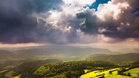 Wolken,-Die-Sich-An-Einem-Sommertag-über-Einer-Wunderschönen-Pastoralen-Landschaft-Bilden