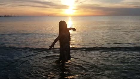 Junge-Dame-Tanzt-Bei-Sonnenuntergang-Am-Strand