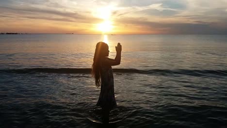 Junge-Dame-Meditiert-Am-Strand-Bei-Sonnenuntergang