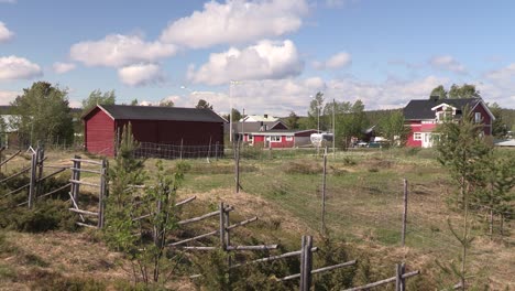 Vista-De-La-Ciudad-Con-Casas-En-Jukkasjärvi,-Suecia